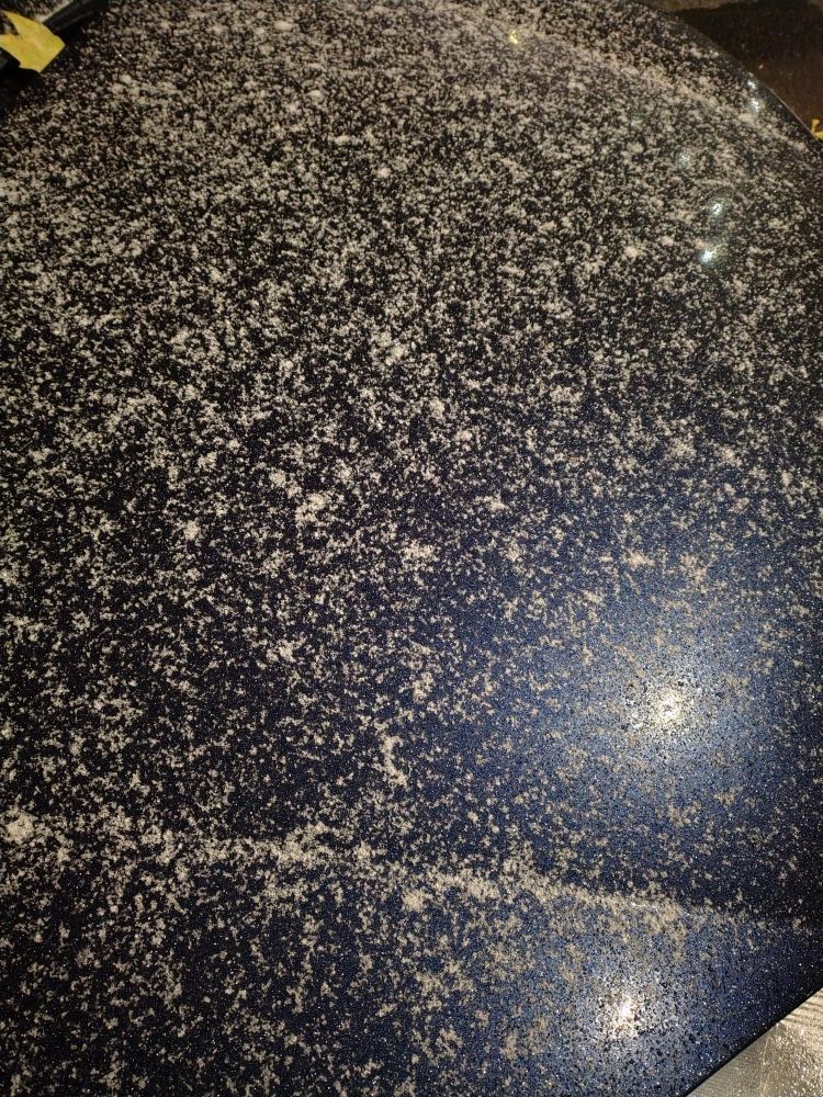 Schnee auf der Motorhaube eines Autos 