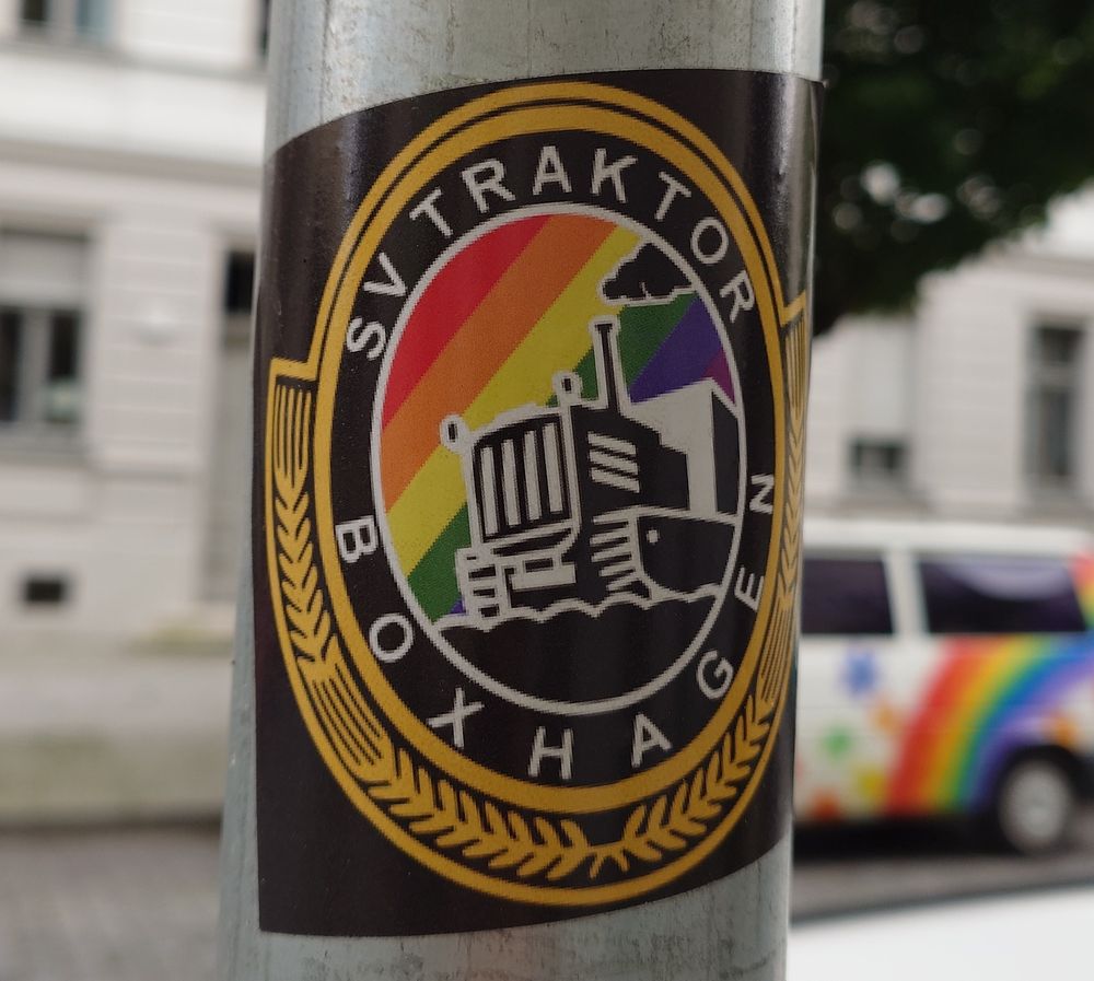 Aufkleber von Traktor Boxhagen an einem Straßenschild
