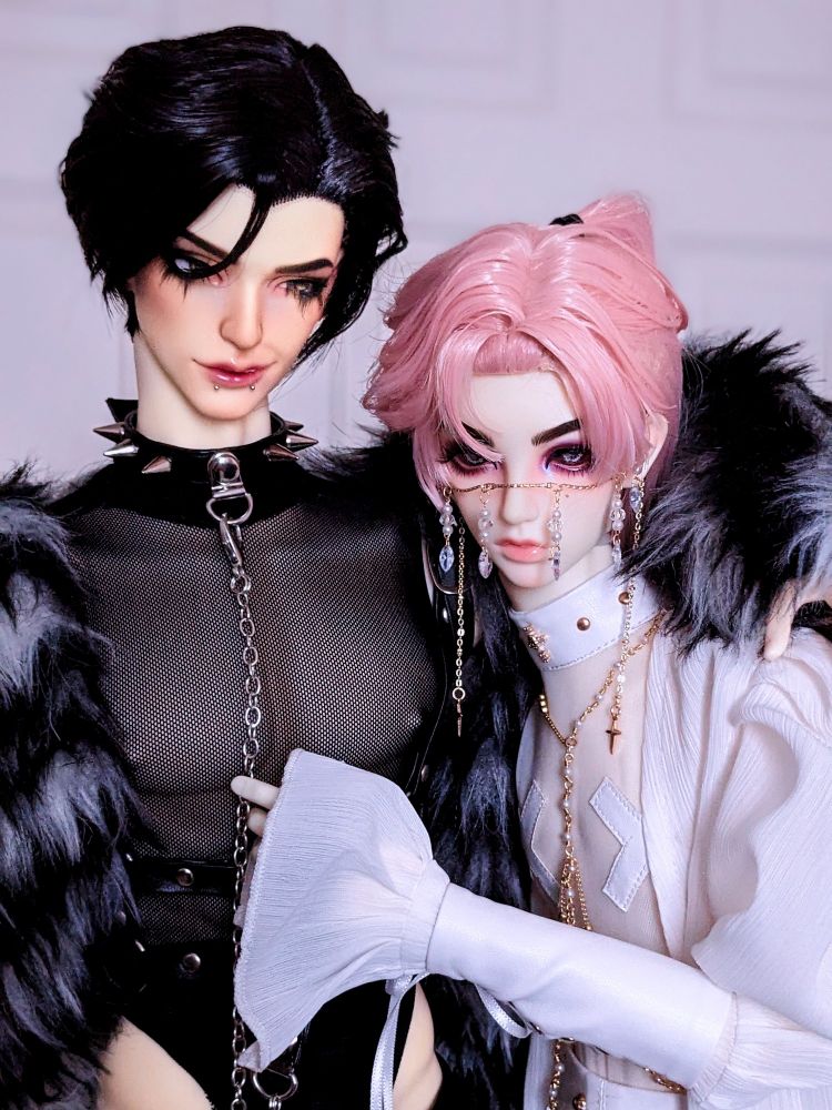 Koji: AoLingshi Zaak;
Adrian: Soom Raon on a Guudoll 68cm body 