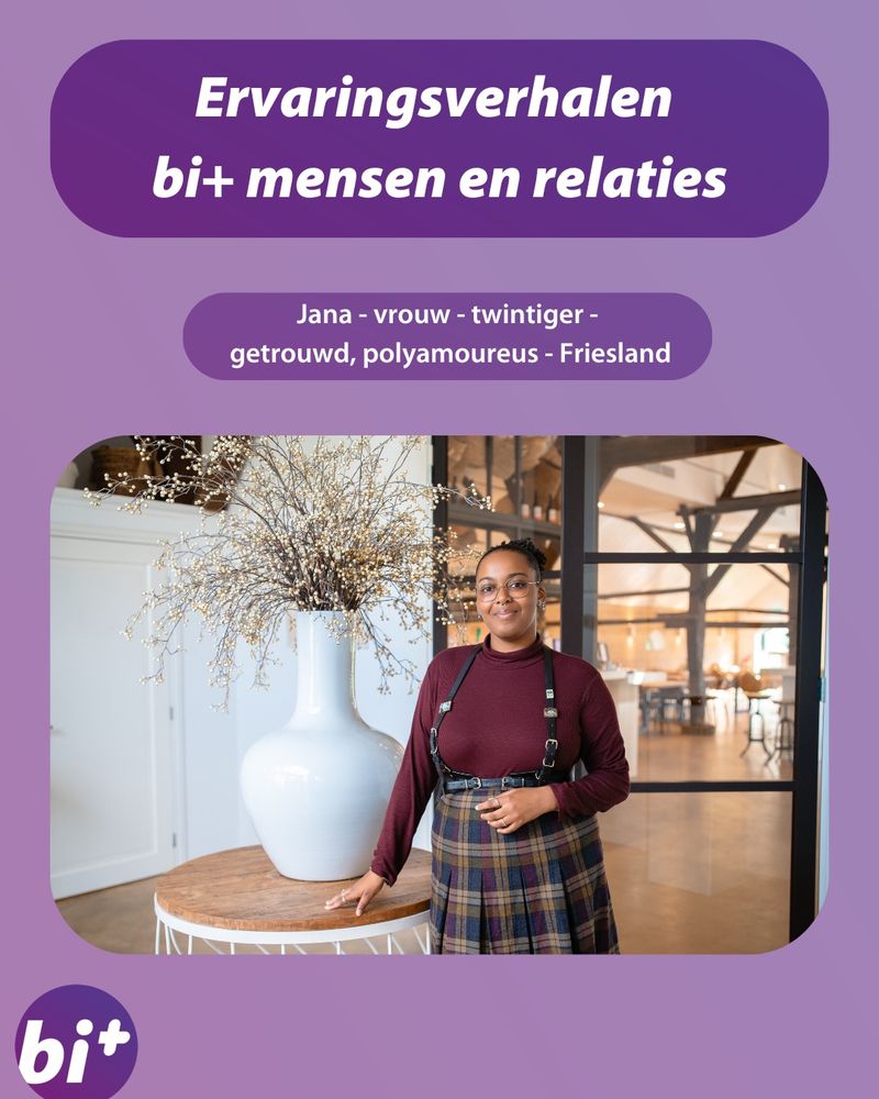 een lichtpaarse achtergrond met bovenin in een donkerpaars vlak de titel: Ervaringsverhalen Bi+ mensen en relaties. Hieronder de tekst: Tális - genderfluïde/genderqueer - dertiger - polyamoureus - Zuid-Holland. Hieronder een foto van Tális. Links onderin het paarse Bi+ Nederland logo