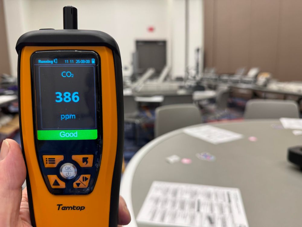 A CO2 meter showing 386ppm in an indoor space. 