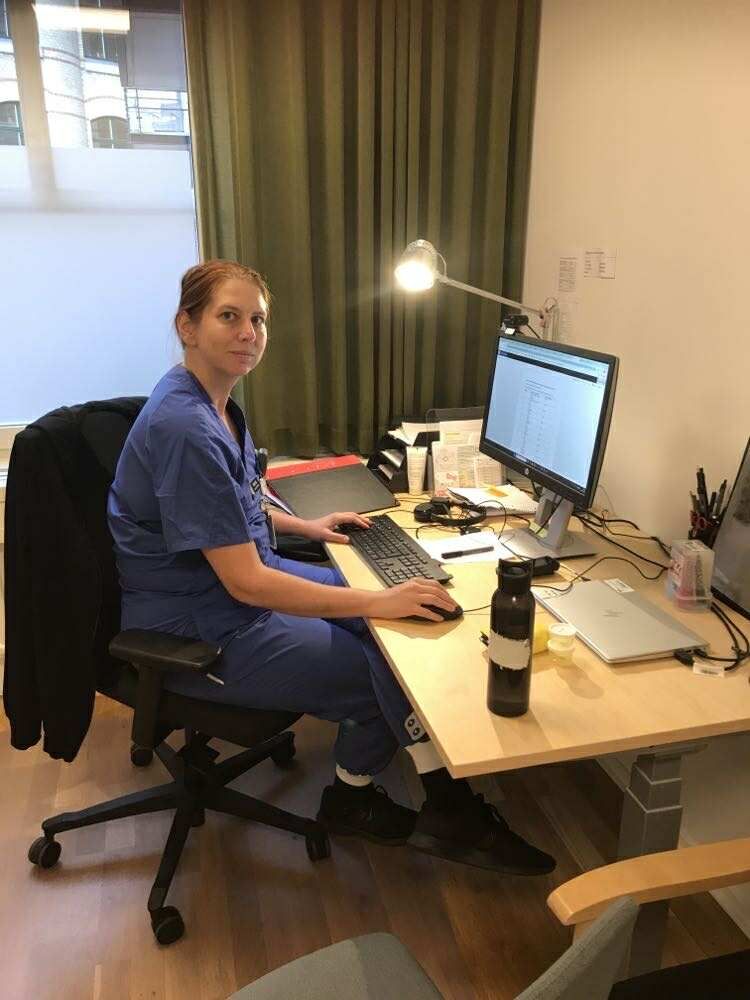 Jag på jobbet iklädd vårdens blåa arbetskläder.