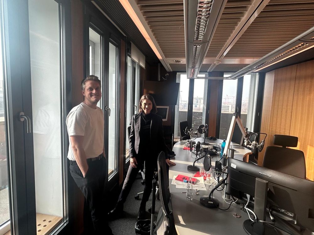 Kersten Augustin (taz) und Karina Mößbauer (pioneer) im Hauptstadt-Studio des Deutschlandfunk 