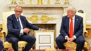Merz und Trump im Weißen Haus. Merz überreicht sein Geschenk, einen Bilderrahmen mit der Geburtsurkunde von Trumps Großvater aus Deutschland 