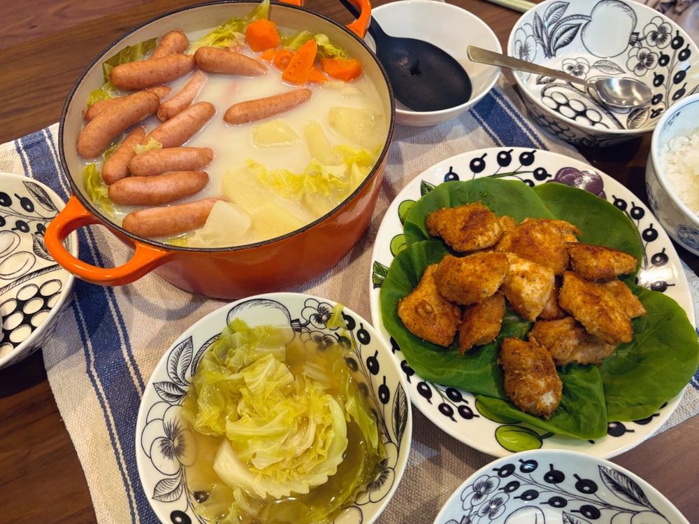ソーセージとキャベツのコンソメスープ鍋ごとと、チキンの並ぶ、我が家の食卓です。スープは、カブ、じゃがいも、にんじんも入ってます。美味しそうです。