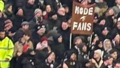 “Modefans”-Transparent in der St Pauli Fan Kurve