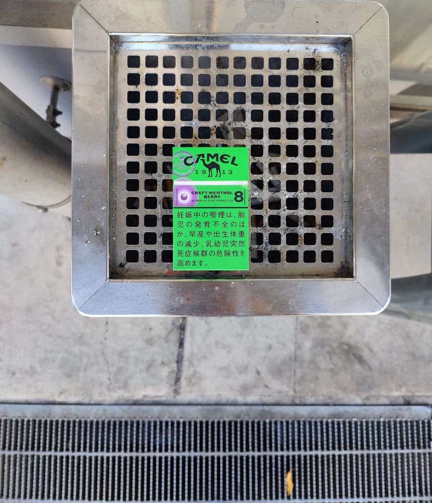 Ascher mit Zigarettenpackung, grafisch rhythmische Strukturwiederholungen.