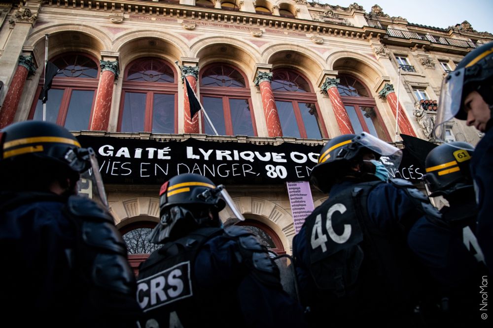 Ligne de CRS devant la Gaîté Lyrique.