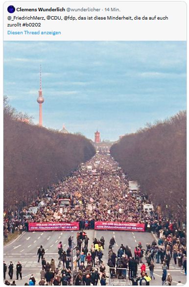 Foto von Christian Wunderlich, das eine Riesen-Demo zeigt.