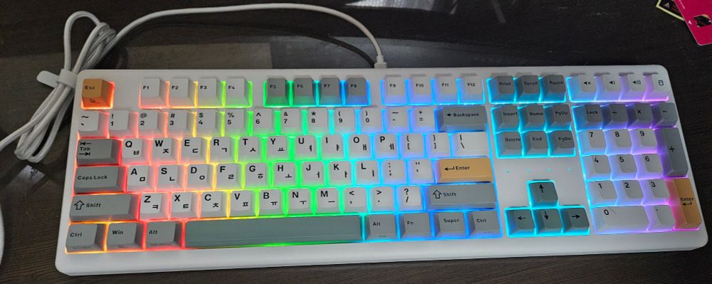 Archon M1 PRO MAX 키보드를 받아서 처음 컴퓨터에 연결한 직후의 사진. 게이밍 키보드 특유의 삐까뻔쩍한 LED 조명이 보인다(나중에 밝기를 크게 줄였다).