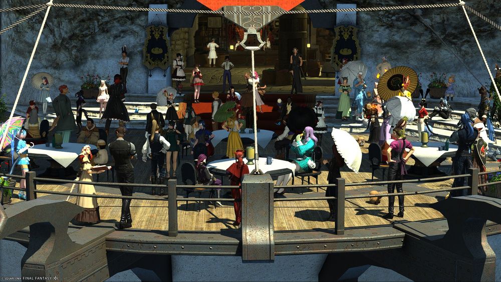 FFXIV screenshot of The Bismarck in Limsa Lominsa. The dining area is populated with a modest crowd of player characters. 