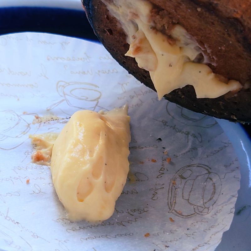 お皿の上の薄紙にカスタードクリームが落ちている。シュークリームを噛んだらクリームを注入された底から危うく全部出そうになって、食べやめた写真。「ただし魔法は尻から出る」という言葉を思い出した。これも魔法かもしれない。このあと上下逆にして食べたら粉雪が降ることに、賢くないので気づき損ねた。