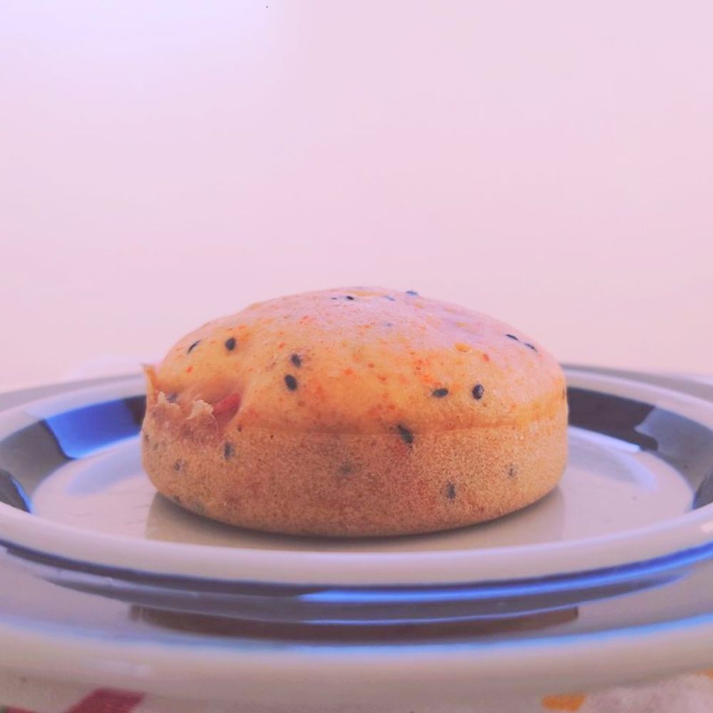 横から。最後の生地をゴムベラで形の縁に撫でつけたところが窪んでいる。