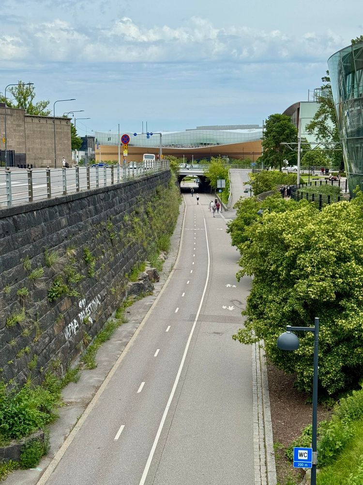 Von Autoverkehr getrennte Wege für Fahrrad und Fußgänger in Helsinki.