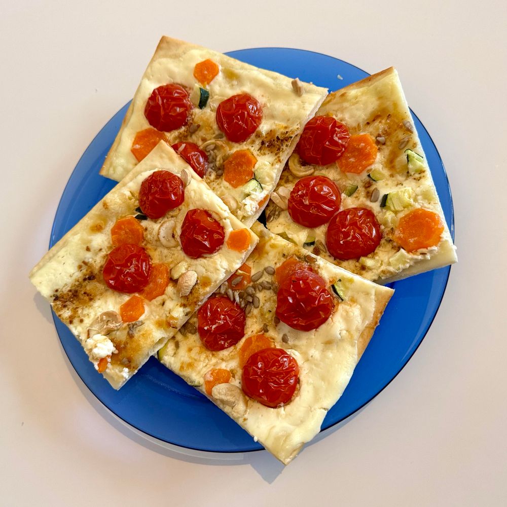 4 Stück bunt belegte Flammkuchen.