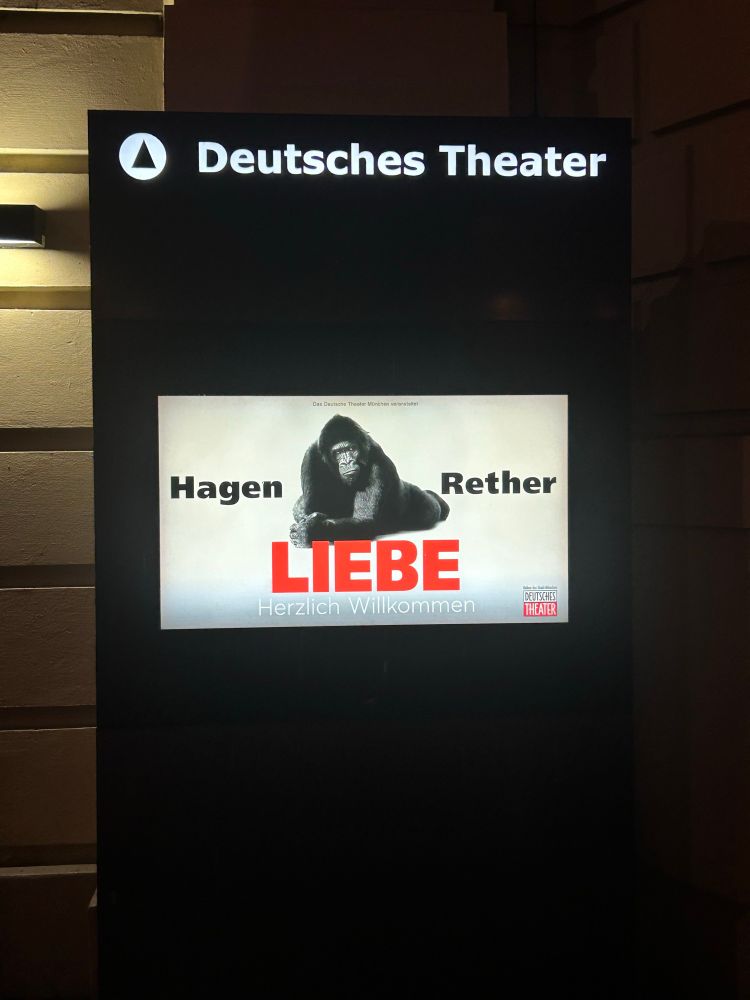 Schild vom Deutschen Theater mit der Aufschrift Hagen Rether - Liebe. Auch ein Gorilla ist zu sehen. 
