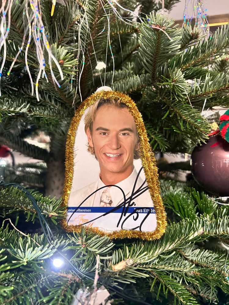 Florian Silbereisen Autogrammkarte als Weihnachtsbaumschmuck-Glocke gebastelt am Weihnachtsbaum. 
