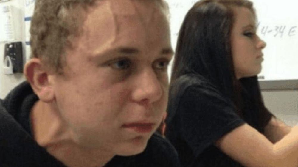 Junge mit Ader-auf-der-Stirn-Meme.