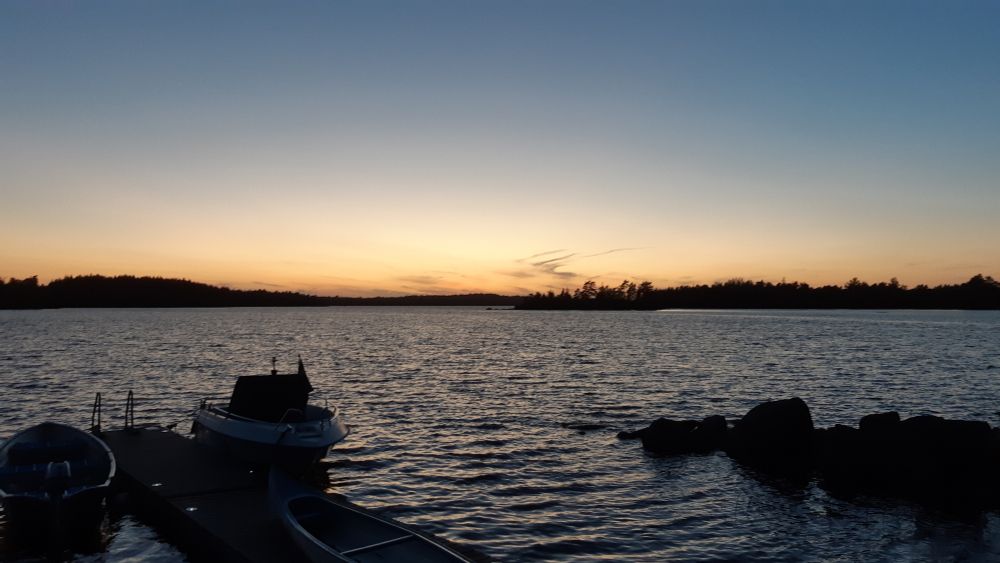 Sonnenuntergang am See in Südschweden. Åsnen-Nationalpark.