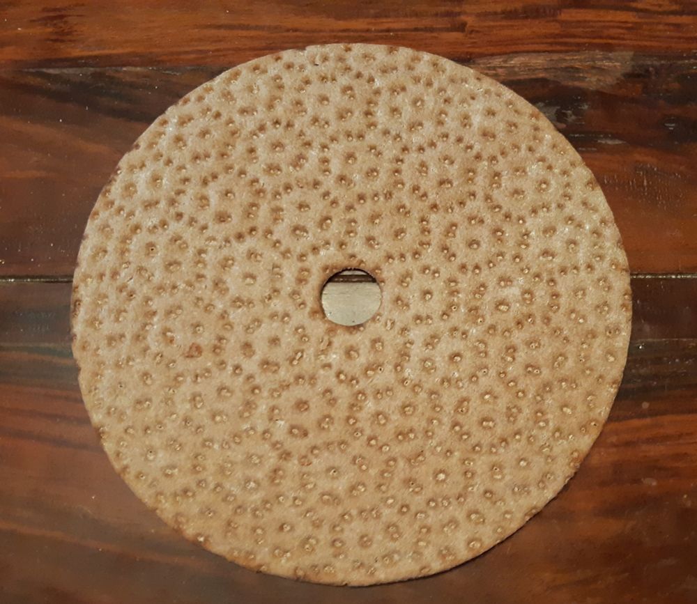 Eine runde Scheibe Original Knäckebrot aus Schweden.