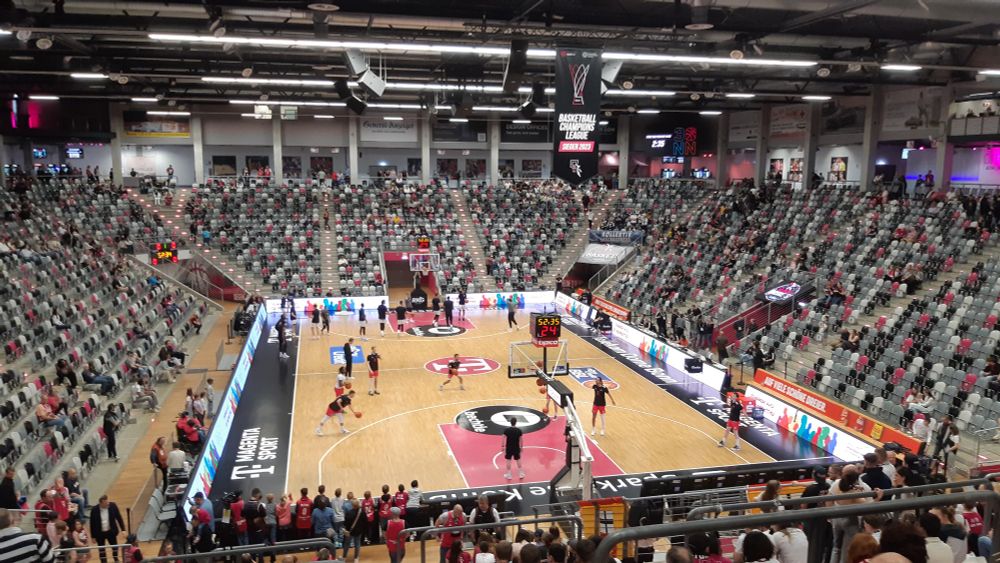 BBL-Spiel Baskets Bonn gegen Heidelberg. Es läuft das Aufwärmen, die Bonner werfen 3er. Die Halle füllt sich.