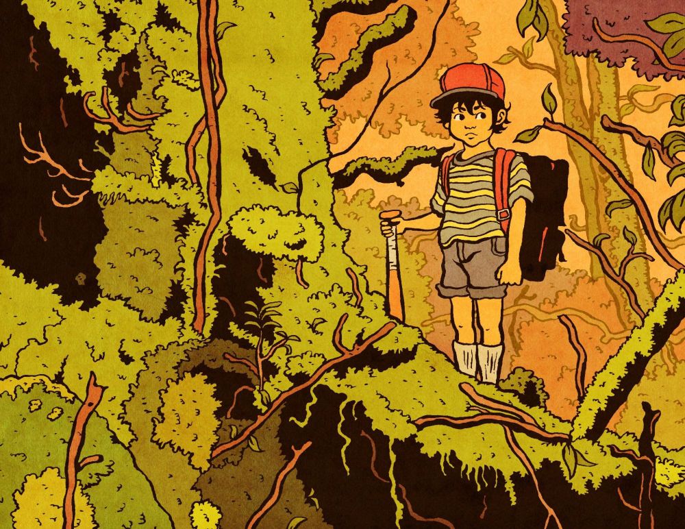 Un garçon porte une casquette rouge, un sac à dos, un t-shirt rayé, un short et de longues chaussettes et il tient une batte de baseball à l'envers dans sa main. Il se trouve dans une forêt.