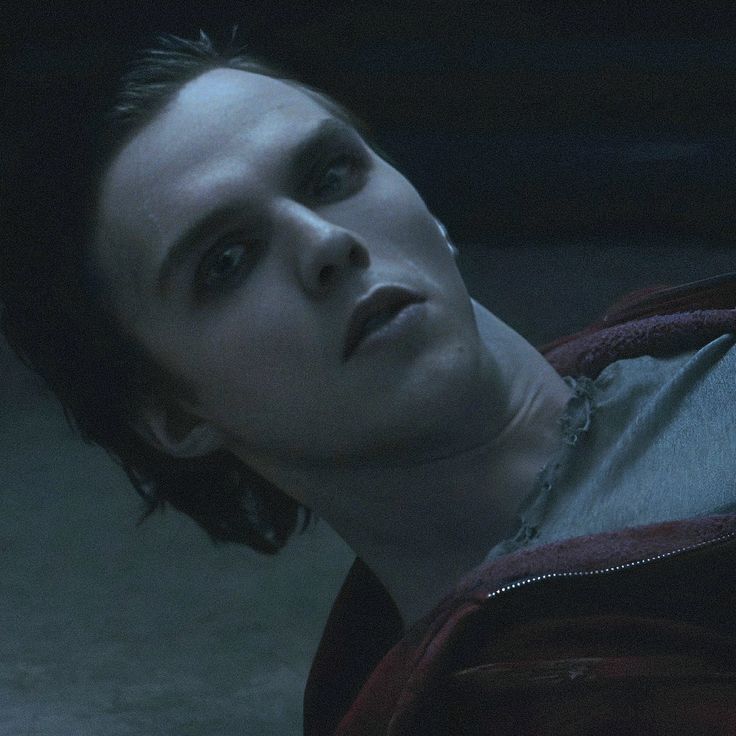 nicholas holt como "r" em warm bodies (meu namorado é um zumbi) 