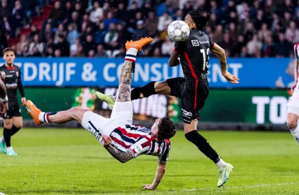 Ex-Willem II spits, Jizz Hornkamp, scoring a wereldgoal with a sweet bicycle kick against TOP-Oss.