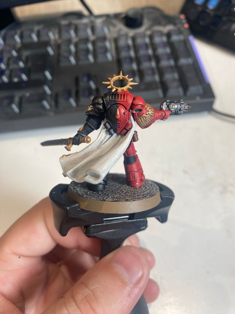 Angels Sanguine Captain armed with Inferno Pistol and Relic blade, depicted with 4th Company markings, rear view