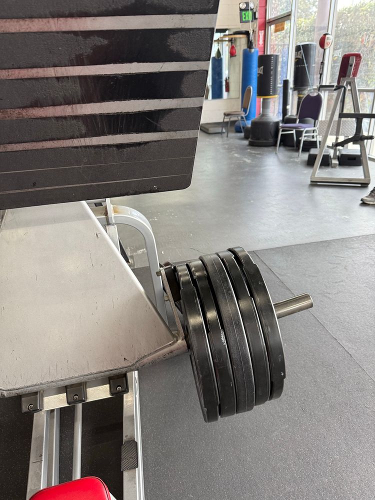 5 45lbs plates on one side of a leg press 