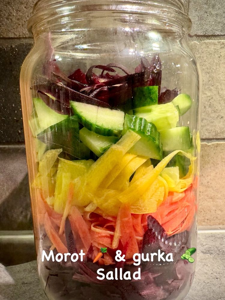 Morot och gurksallad i glasburk 