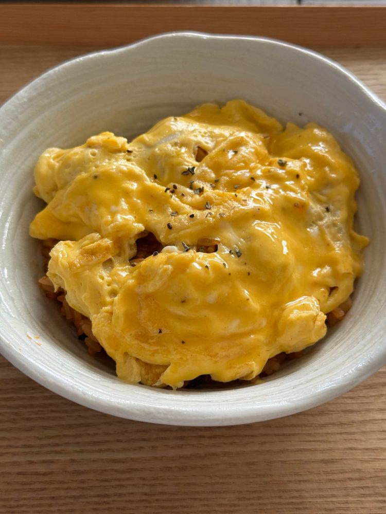 荒く刻んだウインナー入りケチャップ味のオムライス