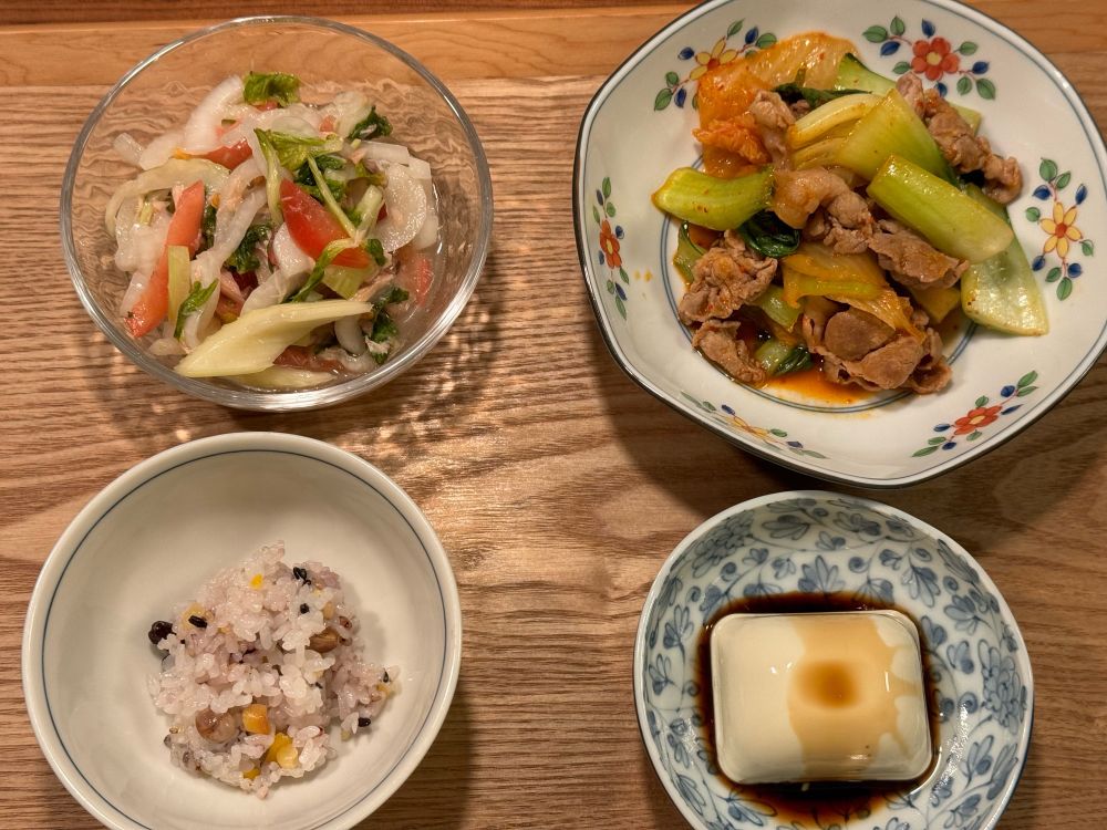 新玉ねぎとセロリとトマトで酢漬け、青梗菜入り豚キムチ