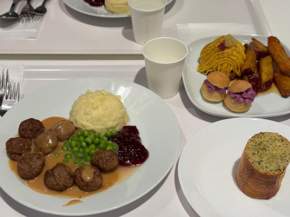 IKEAのミートボールと季節限定デザートプレート
