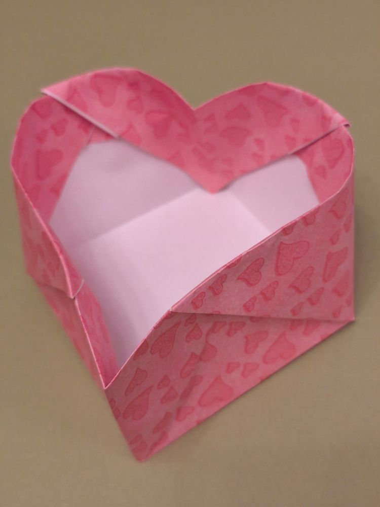 Origami heart shaped box. Instructions can be found in Robin’s  you tube channel @robinglynnorigami7274