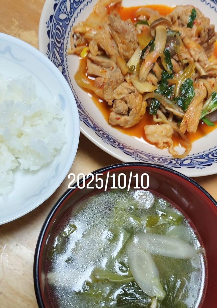 夕飯の食卓　白いご飯、牛蒡とキャベツレタス外葉入りの鶏肉スープ、大豆もやしときのこ入りの豚キムチ