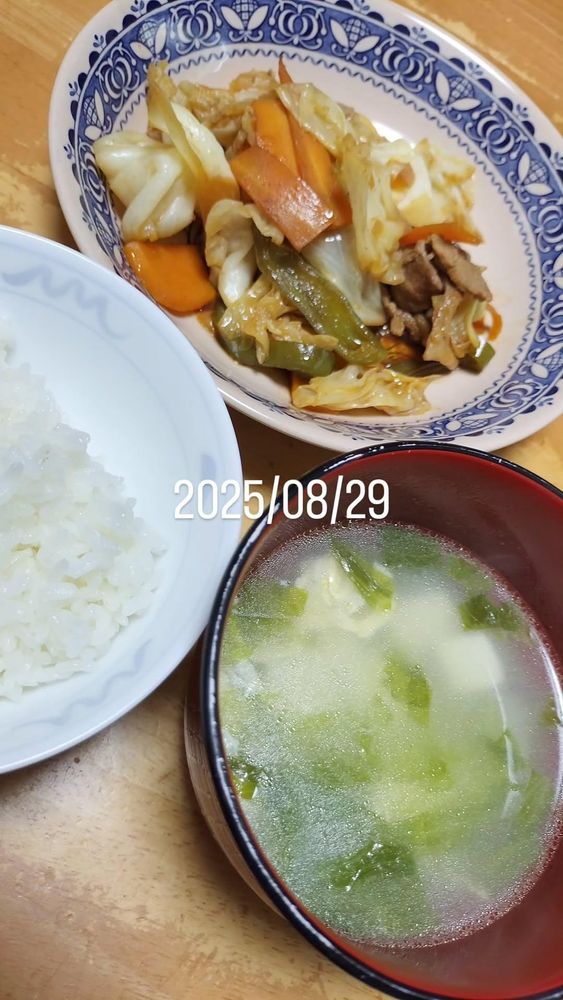 夕飯の食卓　白いご飯、人参入り回鍋肉、レタスと豆腐の中華風卵スープ