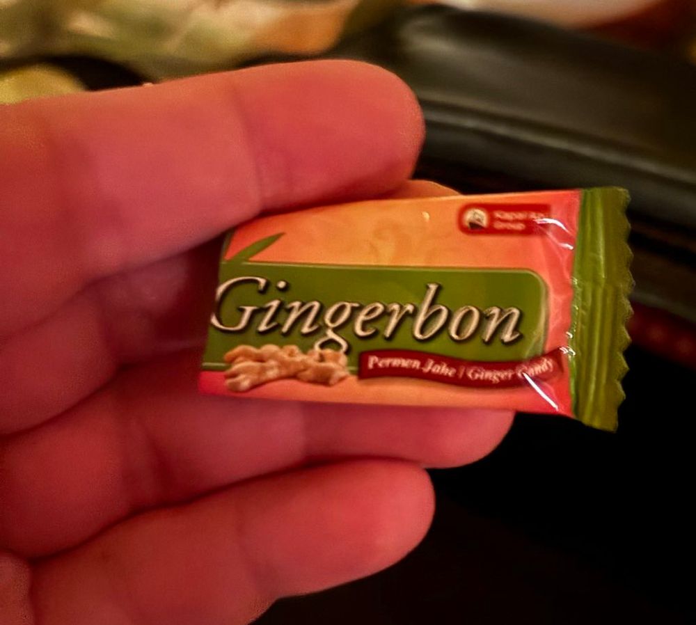 Ein Papoer eines einzeln verpackten Bonbons auf dem‘“Gingerbon“ steht 