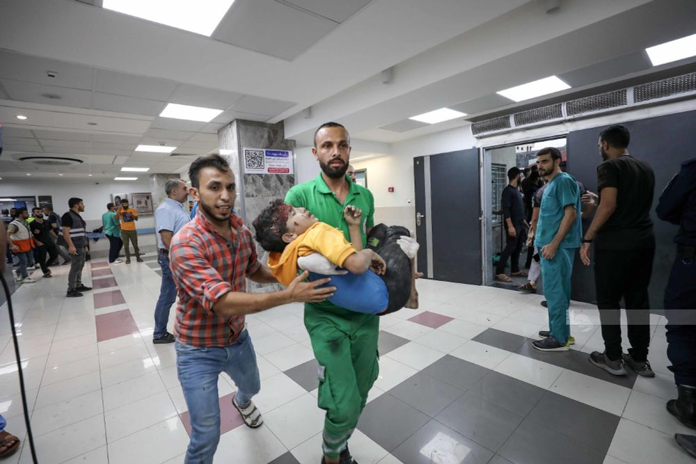 Billedet er fra Wafa News og viser en såret dreng bragt til Al Shifa Hospital, Gaza City. Billedet er ca. 1 år gammelt. Intet har ændret sig. Børn dræbes dagligt under israelske jagerflys angreb. Danmarks regering gav i maj '24 Terma (våbenfabrikant) tilladelse til at eksportere et ubegrænset antal våbendele til israelske f-35-fly.

Link til artikel fra i går om Al Shifa Hospital i næste post