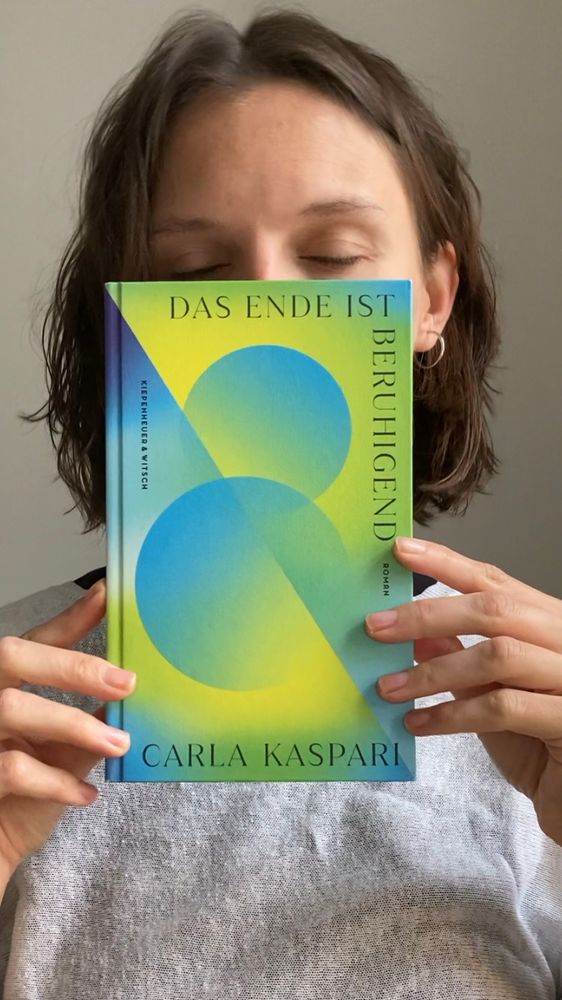 ich halte meinen Roman „Das Ende ist beruhigend“ in den Händen und habe aus nicht weiter bekannten Gründen die Augen geschlossen