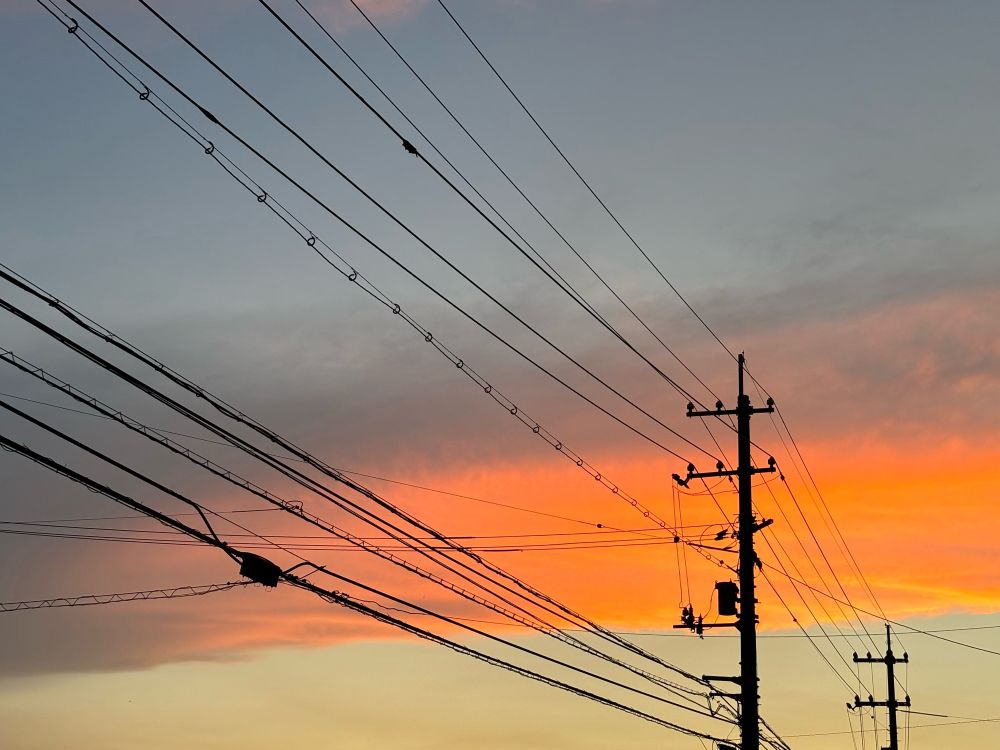 赤い雲と電柱と電線。