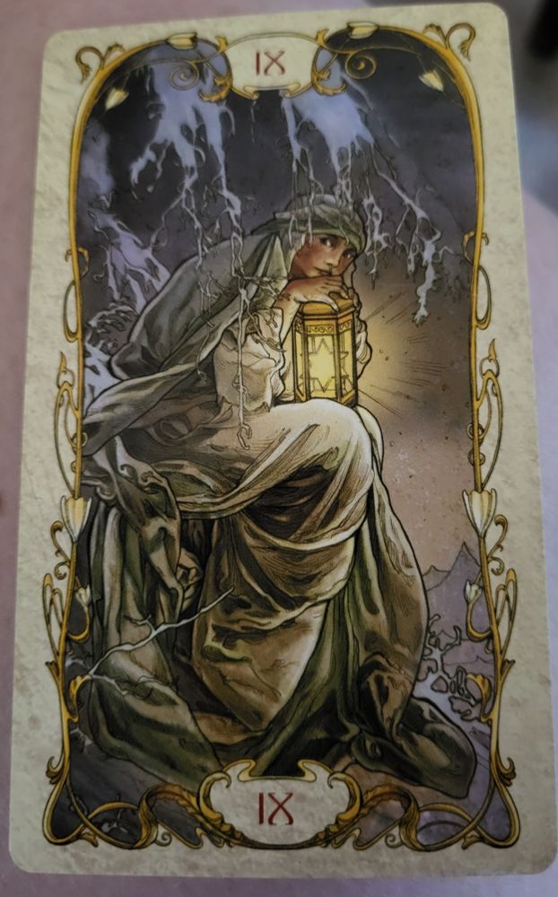 Piirretty tarot-kortti, jossa Erakko istuu lyhty sylissään.