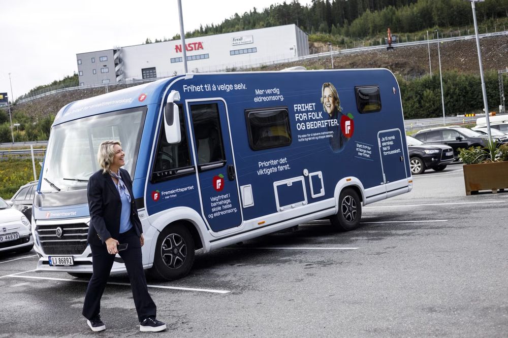 FrP-bobilen står parkert på tvers av fire parkeringsplasser. På bilen står det bl.a. 