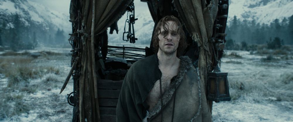 Halbrand, chest hair on display, bringing the concept of thirst traps to middle earth.
