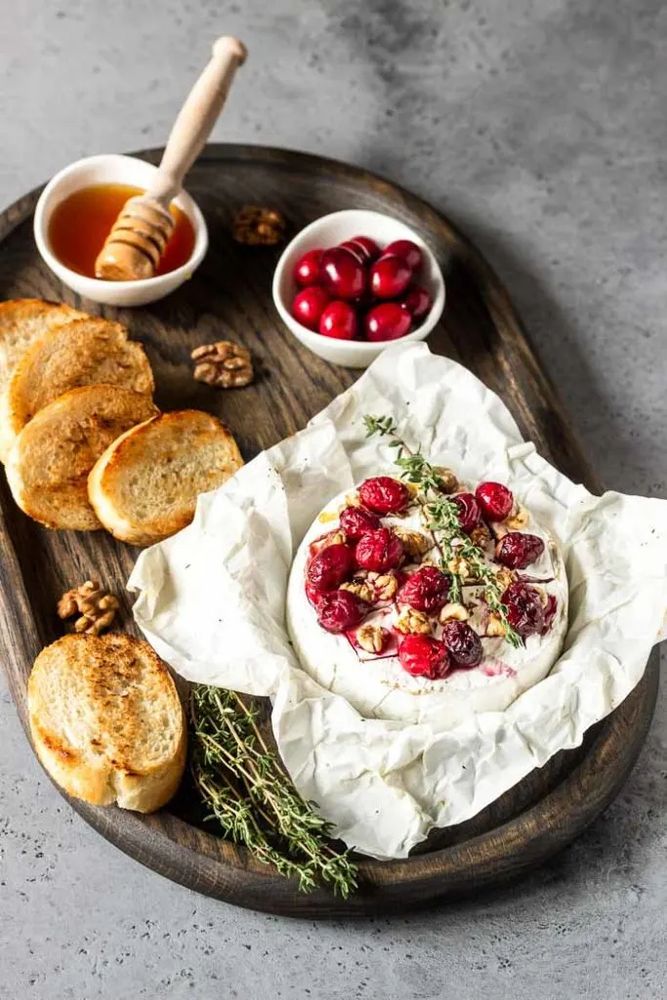 Baked Camembert with honey and cranberries 