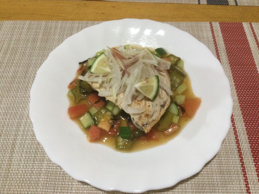 夏野菜のサルサ　胡瓜1/2本　トマト1/2個　オクラ2本　塩昆布小さじ1(刻む)  オリーブオイル大さじ2 バルサミコ酢大さじ1 カボス汁1/2個←全部混ぜて冷蔵庫で冷やす
トッピングにスライスオニオンと茗荷とカボス