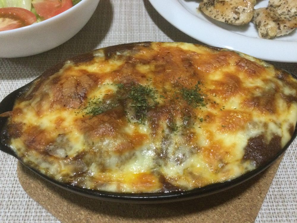 茶碗一杯弱のごはんと玉ねぎみじん切りを軽く炒めてホワイトソース→レトルトカレー
→チーズの順に
電子レンジ1分からのトースターで焼き色つくまで〜焼き色バッチリです👌