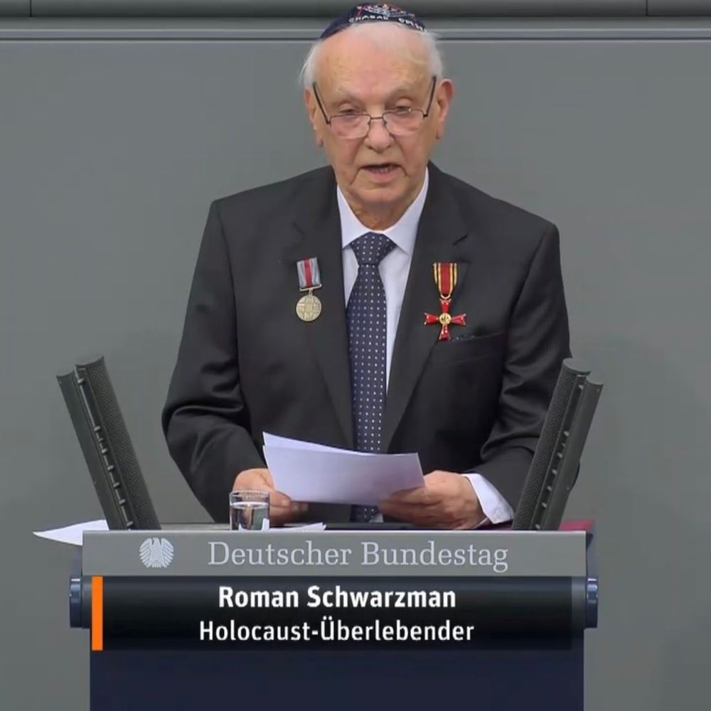 Der Holocaust-Überlebende Roman Schwarzman steht am Rednerpult des deutschen Bundestages