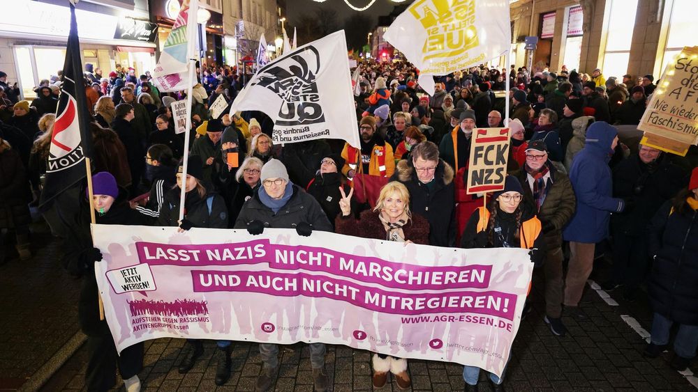 Tausende demonstrieren gegen Rechts