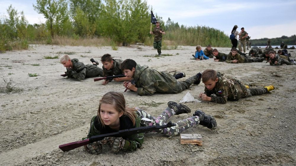 In Russlands Ferienlagern ist Baden und Basteln mancherorts weniger angesagt als Patriotismus und Patronen.